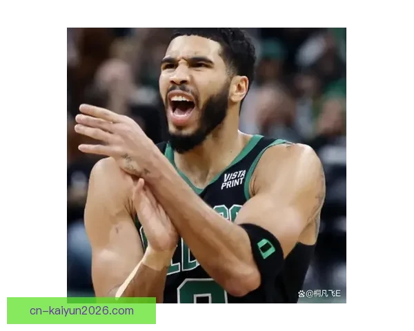 塔图姆向裁判索要技术犯规仍被判罚他逐渐找回比赛手感